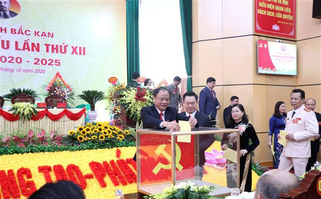 Các đại biểu bỏ phiếu bầu Ban chấp hành Đảng bộ tỉnh Bắc Kạn lần thứ 12, nhiệm kỳ 2020-2025. (Ảnh: Mạnh Hà/TTXVN) Công tác cán bộ luôn được Đảng chú trọng và có nhiều đổi mới ảnh 1