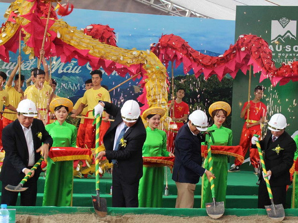 Đại diện lãnh đạo tỉnh Lạng Sơn thực hiện nghi thức động thổ, khởi công dự án. (Ảnh: Doãn Hoàng Nam/TTXVN) Khởi công Khu vui chơi Núi Tuyết Mẫu Sơn với tuyến cáp treo 5,7km ảnh 1