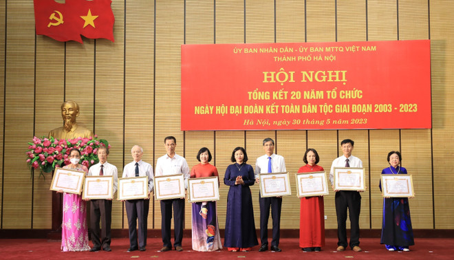 Nhiều tập thể, cá nhân được nhận Bằng khen của Thành ủy, Ủy ban Nhân dân thành phố Hà Nội. (Ảnh: Nguyễn Thắng/TTXVN) Ngày hội đại đoàn kết toàn dân tộc - Nét đẹp truyền thống Hà Nội ảnh 1