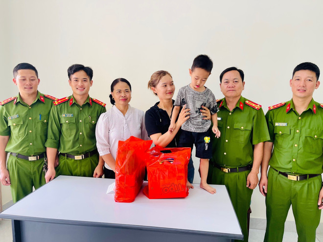 Ngày 29/5, gia đình cháu L.B.L đến cám ơn Đại úy Phạm Tùng Sơn và Thượng úy Lò Xuân Thành cùng Công an huyện Than Uyên. (Ảnh: TTXVN phát) Lai Châu: Hai cán bộ công an cứu sống bé trai 4 tuổi bị đuối nước ảnh 1