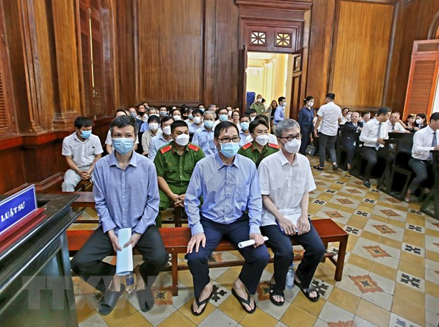 Bị cáo Chu Tiến Dũng (giữa), Cựu Tổng giám đốc CNS. (Ảnh: Thành Chung/TTXVN) TP.HCM: Đề nghị tuyên phạt 7-8 năm tù với Cựu Tổng giám đốc CNS ảnh 2