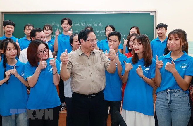 Thủ tướng Phạm Minh Chính thăm học sinh, sinh viên khuyết tật tại Trung tâm hỗ trợ phát triển giáo dục hòa nhập thuộc Trường Cao đẳng Sư phạm Trung ương. (Ảnh: Dương Giang/TTXVN) Thủ tướng: Thực hiện đầy đủ chính sách cho trẻ em hoàn cảnh khó khăn ảnh 2