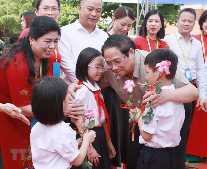 Thủ tướng Phạm Minh Chính thăm học sinh có hoàn cảnh đặc biệt khó khăn của Trường Phổ thông dân lập Herman Gmeiner. (Ảnh: Dương Giang/TTXVN) Thủ tướng: Thực hiện đầy đủ chính sách cho trẻ em hoàn cảnh khó khăn ảnh 1