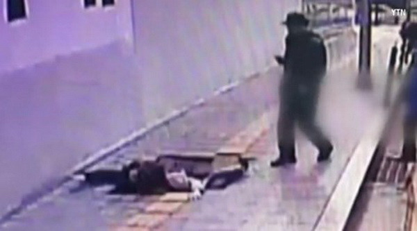 [Video] Cặp đôi bất ngờ sụt "hố tử thần" khi đang đi trên đường ảnh 1