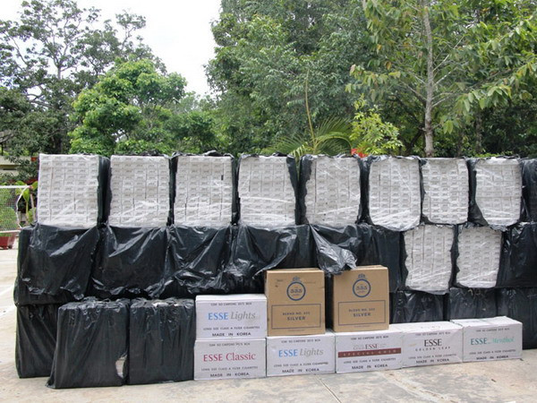 Tang vật bị thu giữ. (Ảnh: Bùi Như Trường Giang/TTXVN) Long An: Thu giữ hơn 35.000 gói thuốc lá vận chuyển lậu ảnh 1