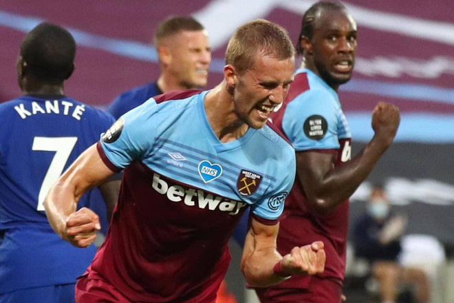 Chelsea và Leicester thua, cuộc đua tốp 4 Premier League căng thẳng ảnh 1