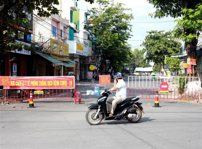 Quảng Ngãi giãn cách thêm 2 huyện, Hậu Giang giám sát lao động đi về ảnh 1