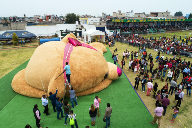 Ngắn nhìn chú gấu bông khổng lồ dài 20m tại Mexico ảnh 4