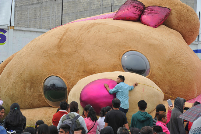 Ngắn nhìn chú gấu bông khổng lồ dài 20m tại Mexico ảnh 1