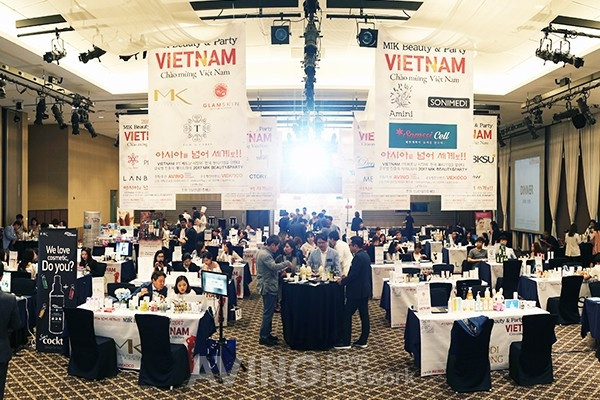 Quanh cảnh triển lãm. (Nguồn: kr.aving.net) MIK Beauty & Party Vietnam: Khám phá những xu hướng làm đẹp mới ảnh 6