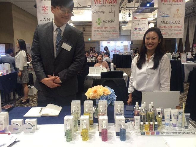Doanh nghiệp tham gia Triển lãm MIK Beauty & Party Vietnam. (Nguồn: Vietnam+) MIK Beauty & Party Vietnam: Khám phá những xu hướng làm đẹp mới ảnh 16