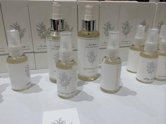 Sản phẩm xịt khử mùi trên vải tại Triển lãm MIK Beauty & Party Vietnam. (Nguồn: Vietnam+) MIK Beauty & Party Vietnam: Khám phá những xu hướng làm đẹp mới ảnh 4