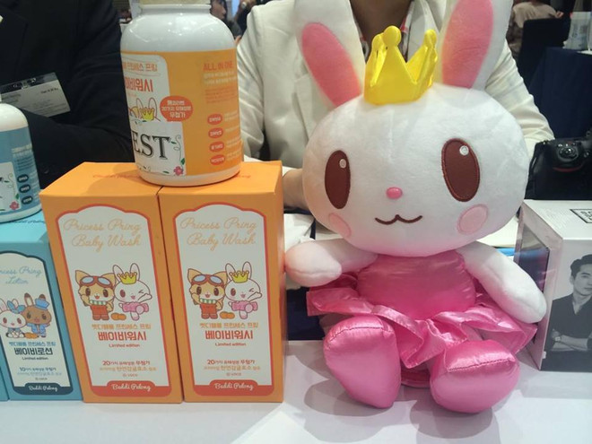 Linh vật thỏ Princess Pring của Beddi Pelong tại Triển lãm MIK Beauty & Party Vietnam. (Nguồn: Vietnam+) MIK Beauty & Party Vietnam: Khám phá những xu hướng làm đẹp mới ảnh 7