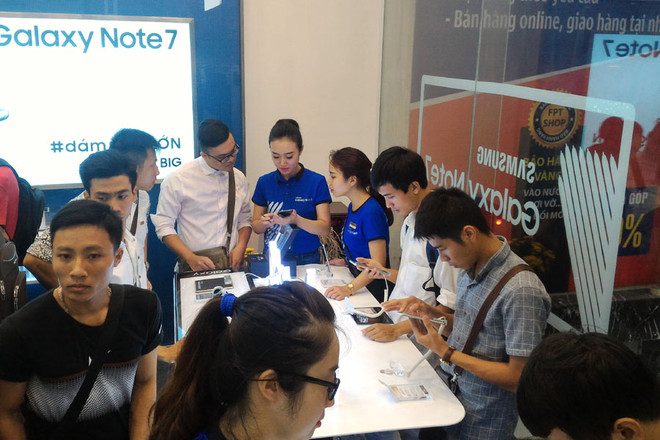 [Photo] "Tín đồ" Samsung hào hứng với Galaxy Note 7 chính hãng ảnh 10