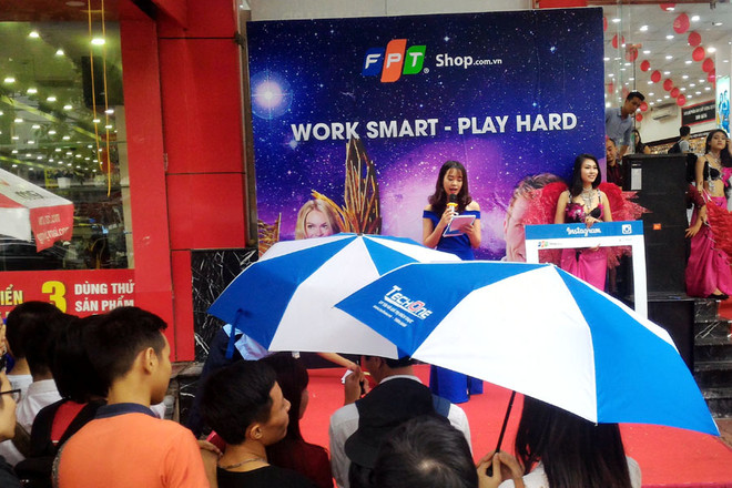 Hà Nội: Nhiều người đội mưa đến mua Galaxy Note 7 chính hãng ảnh 3