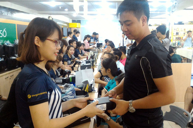 [Photo] "Tín đồ" Samsung hào hứng với Galaxy Note 7 chính hãng ảnh 4