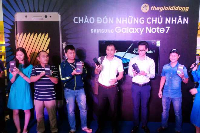 Hà Nội: Nhiều người đội mưa đến mua Galaxy Note 7 chính hãng ảnh 2