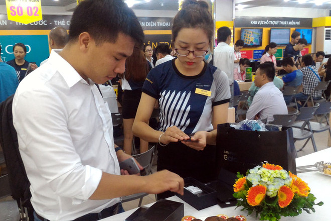 [Photo] "Tín đồ" Samsung hào hứng với Galaxy Note 7 chính hãng ảnh 5