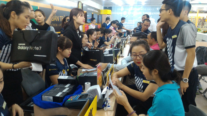 Hà Nội: Nhiều người đội mưa đến mua Galaxy Note 7 chính hãng ảnh 1