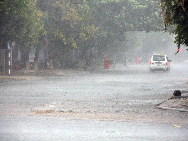 Áp thấp tan dần trong 12 giờ tới, các tỉnh miền Trung mưa lớn ảnh 1