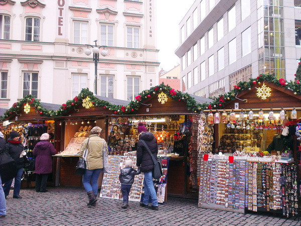 Rực rỡ những khu chợ Giáng sinh ở thủ đô Prague cổ kính ảnh 1