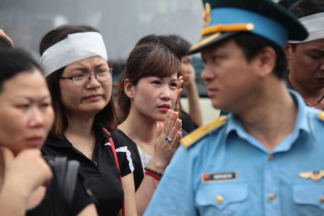 Người dân thổn thức tiễn đưa 9 liệt sỹ tổ bay CASA-212 về với đất mẹ ảnh 7