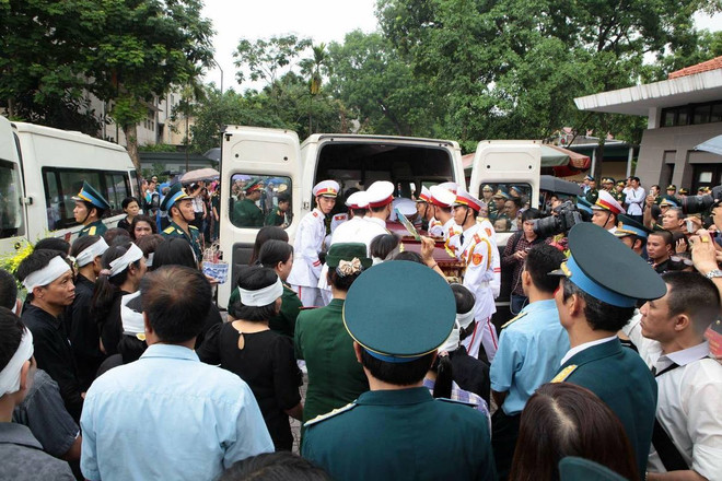 Người dân thổn thức tiễn đưa 9 liệt sỹ tổ bay CASA-212 về với đất mẹ ảnh 4