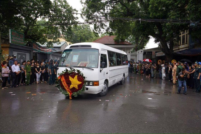 Người dân thổn thức tiễn đưa 9 liệt sỹ tổ bay CASA-212 về với đất mẹ ảnh 3