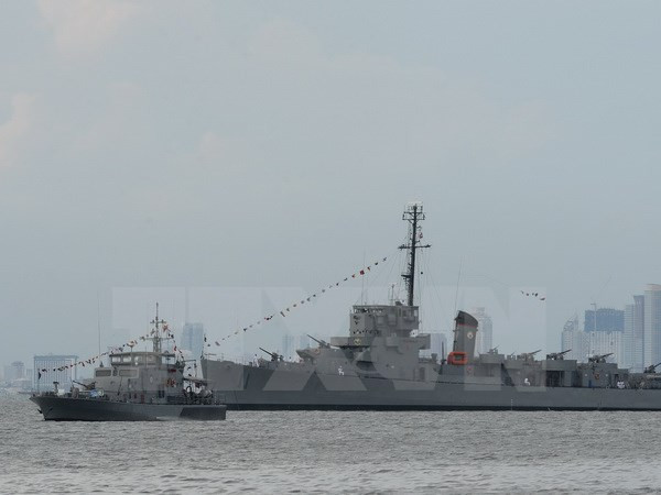 Tàu chiến BRP Rajah Humabon (phải) và tàu tuần tra Philippines. (Nguồn: AFP/TTXVN) Tổng thống Philippines muốn dời địa điểm tập trận khỏi Biển Đông ảnh 1