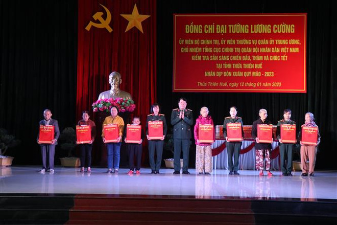 Đại tướng Lương Cường thăm và tặng quà Tết tại Thừa Thiên-Huế ảnh 1