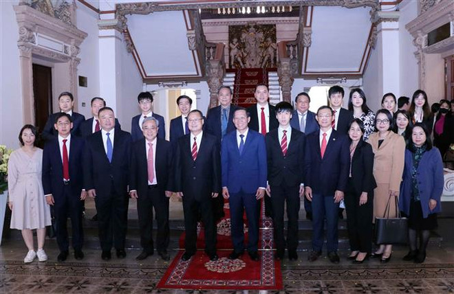Chủ tịch Ủy ban Nhân dân Thành phố Hồ Chí Minh Phan Văn Mãi và ông Jonathan Choi, Chủ tịch Tập đoàn Sunwah, Hong Kong (Trung Quốc) cùng các đại biểu chụp ảnh lưu niệm. (Ảnh: Xuân Khu/TTXVN) TP Hồ Chí Minh sẵn sàng chào đón các doanh nghiệp Hong Kong đến đầu tư ảnh 1