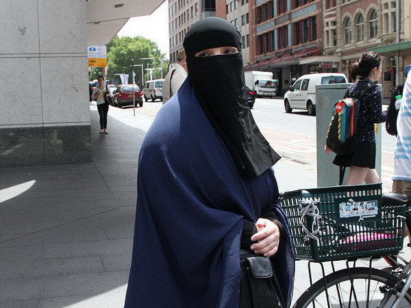 Vợ của phiến quân IS thách thức chống lại chính phủ Australia ảnh 1