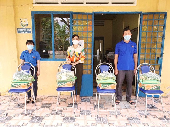 Mô hình Đi chợ giúp dân của Huyện đoàn Mỹ Tú (tỉnh Sóc Trăng) đã giúp các hộ dân an tâm thực hiện cách ly, đảm bảo yêu cầu phòng, chống dịch COVID-19. (Ảnh: Chanh Đa/TTXVN) “Đi chợ giúp dân” - Mô hình san sẻ yêu thương, đẩy lùi dịch COVID-19 ảnh 2