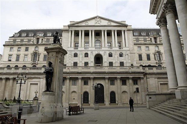 Quang cảnh bên ngoài Ngân hàng Trung ương Anh ở London. (Ảnh: AFP/TTXVN) Nợ - mối đe dọa lớn nhất đối với triển vọng kinh tế Anh ảnh 1