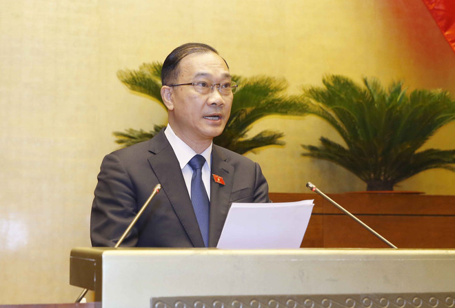 Chủ nhiệm Ủy ban Kinh tế của Quốc hội Vũ Hồng Thanh trình bày Báo cáo thẩm tra về đánh giá kết quả thực hiện kế hoạch phát triển kinh tế-xã hội, ngân sách nhà nước 6 tháng đầu năm và các giải pháp thực hiện kế hoạch phát triển kinh tế-xã hội, ngân sách nhà nước 6 tháng cuối năm 2021. (Ảnh: Doãn Tấn/TTXVN) 6 tháng cuối năm, tập trung chống dịch COVID-19, đẩy mạnh sản xuất ảnh 2