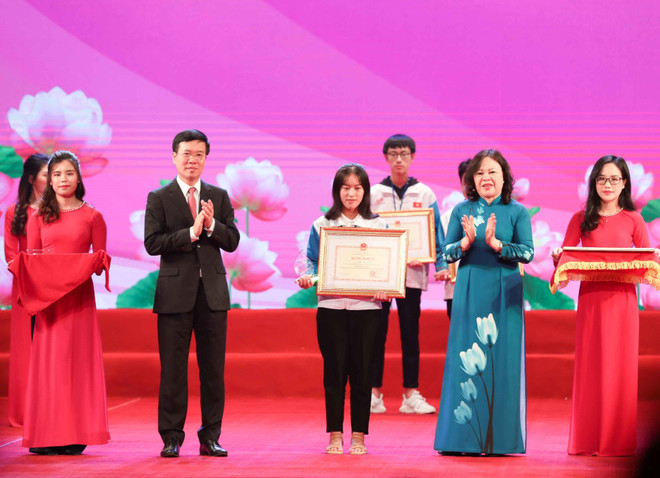 Ông Võ Văn Thưởng, Ủy viên Bộ Chính trị, Bí thư Trung ương Đảng, Trưởng Ban Tuyên giáo Trung ương cùng Thứ trưởng Bộ Giáo dục và Đào tạo Ngô Thị Minh trao giải Nhì cuộc thi Tuổi trẻ học tập và làm theo tư tưởng, đạo đức, phong cách Hồ Chí Minh năm 2020. (Ảnh: Thanh Tùng/TTXVN) Tuyên dương học sinh, sinh viên xuất sắc học tập và làm theo lời Bác ảnh 2
