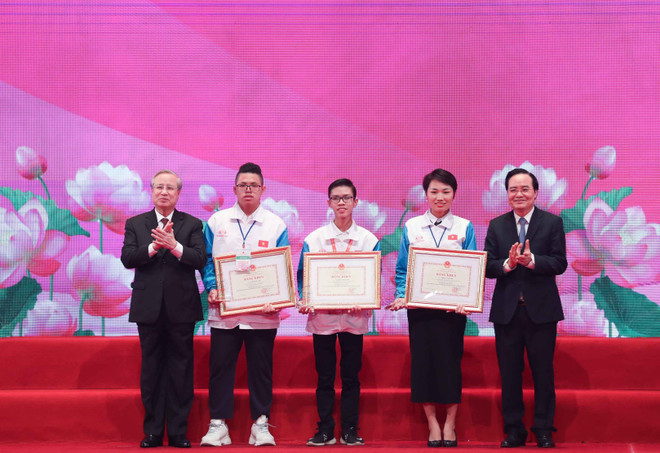 Ông Trần Quốc Vượng, Ủy viên Bộ Chính trị, Thường trực Ban Bí thư cùng Bộ trưởng Bộ Giáo dục và Đào tạo Phùng Xuân Nhạ trao giải Nhất cuộc thi Tuổi trẻ học tập và làm theo tư tưởng, đạo đức, phong cách Hồ Chí Minh" năm 2020. (Ảnh: Thanh Tùng/TTXVN) Tuyên dương học sinh, sinh viên xuất sắc học tập và làm theo lời Bác ảnh 1