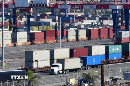 Container hàng hóa được bốc dỡ tại cảng Long Beach ở California (Mỹ). (Ảnh: AFP/TTXVN)