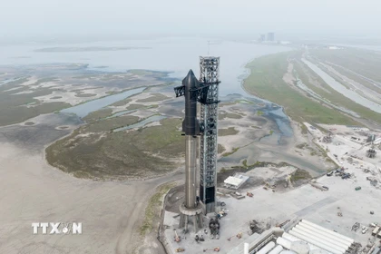 Tên lửa Starship của SpaceX trên bệ phóng tại cơ sở phóng vệ tinh Starbase ở Boca Chica, Texas (Mỹ). (Ảnh: THX/TTXVN)