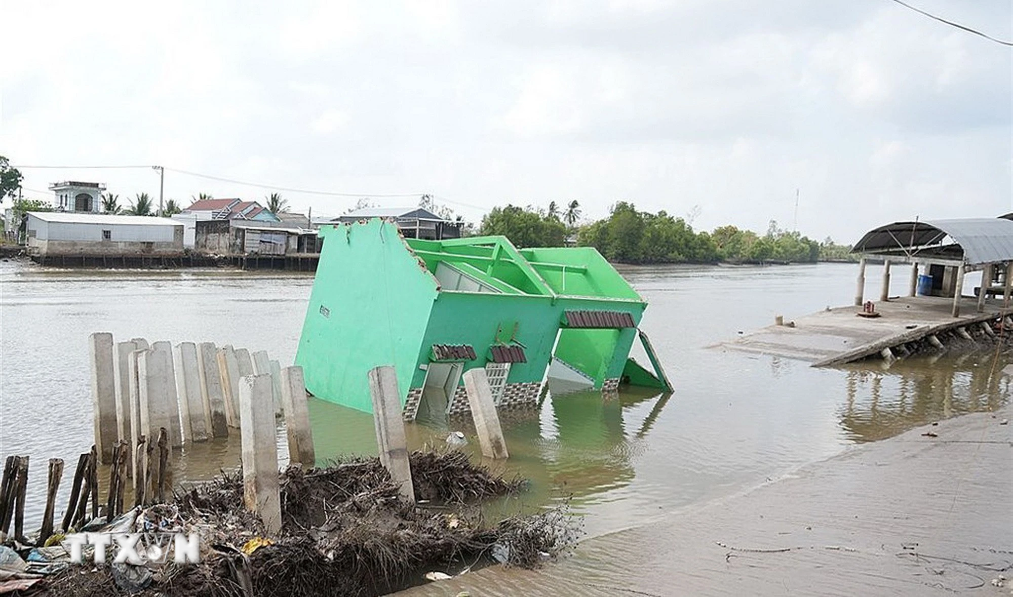 Cà Mau khẩn trương khắc phục các điểm sạt lở nghiêm trọng tại xã Đất Mũi
