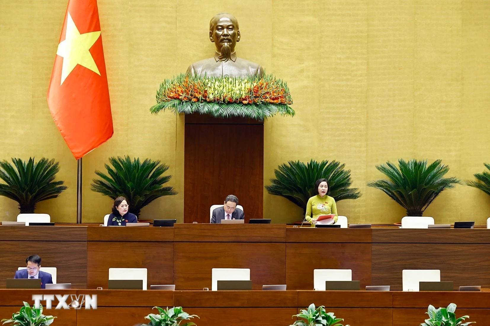 Mở rộng chức năng cơ quan đại diện Việt Nam, đẩy mạnh phân cấp thi đua khen thưởng