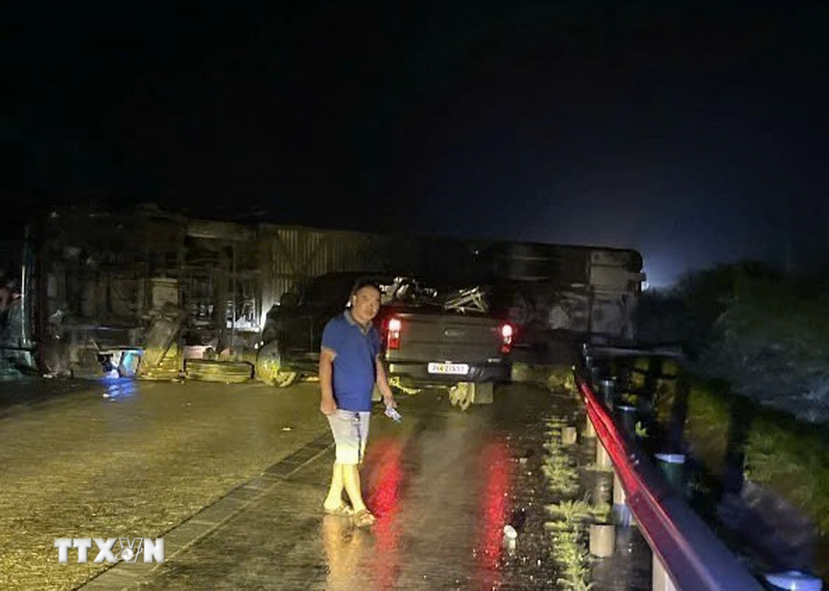 Xe khách lật trên cao tốc Nội Bài - Lào Cai, 5 người bị thương