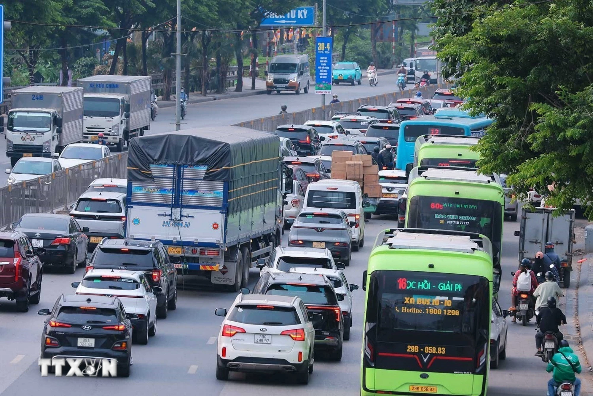 Người dân quay trở lại Hà Nội sau kỳ nghỉ lễ Giỗ Tổ Hùng Vương năm 2026