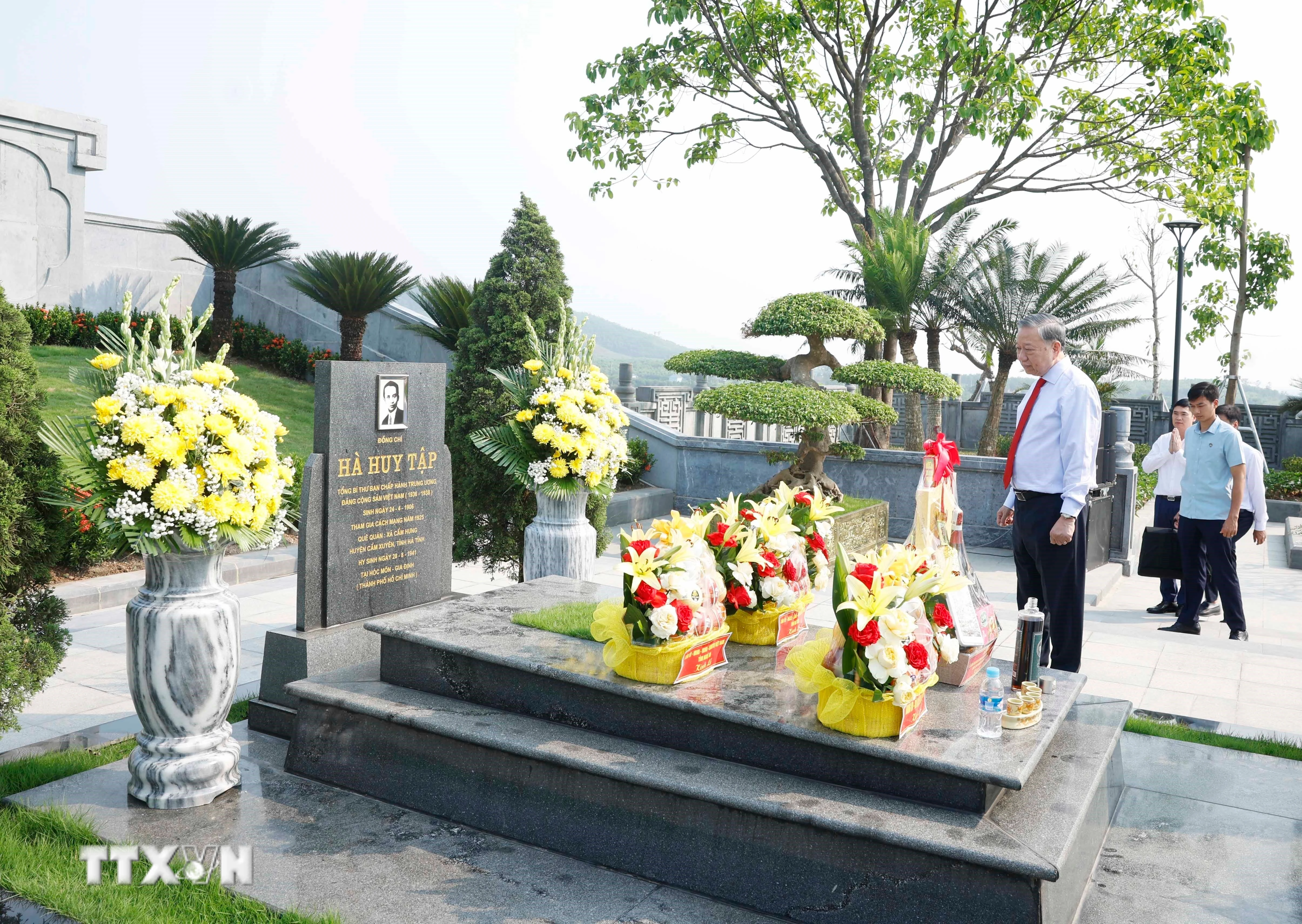 Lễ dâng hương tưởng nhớ Tổng Bí thư Hà Huy Tập tại Cẩm Hưng