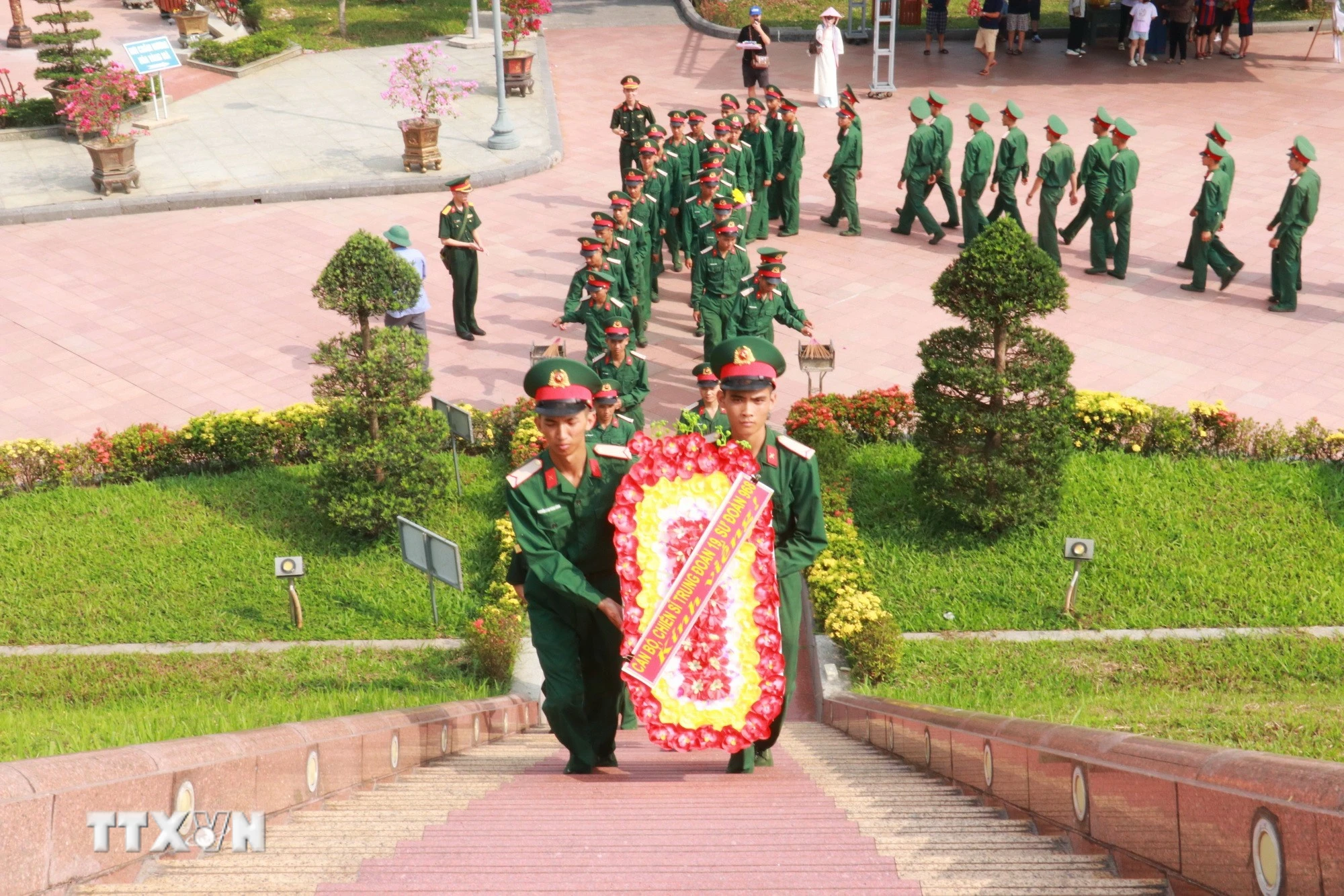 Hàng ngàn du khách đổ về Thành Cổ Quảng Trị dịp Giỗ Tổ Hùng Vương