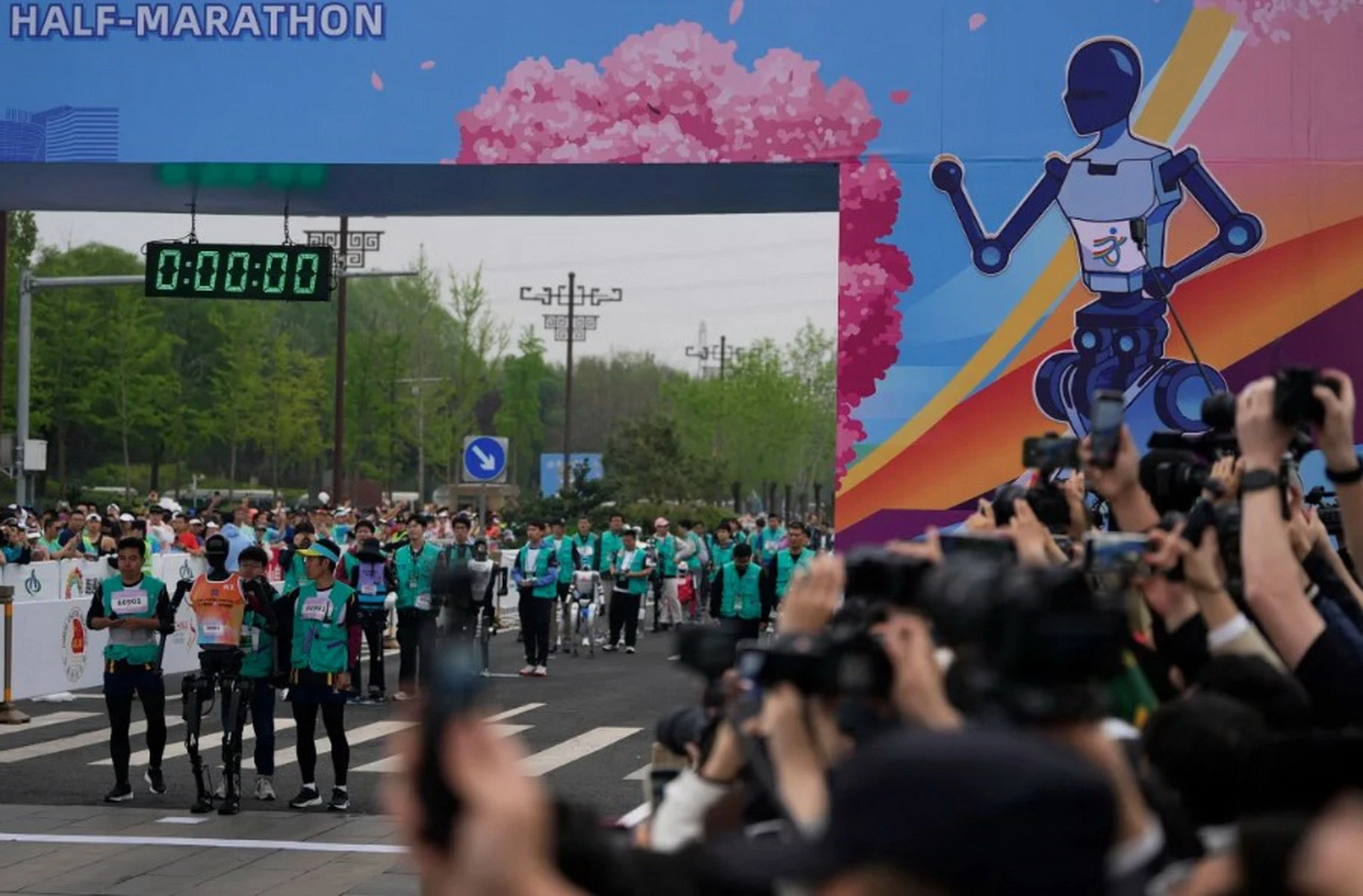Robot Hình Người Lập Kỷ Lục Tại Giải Chạy Marathon Ở Trung Quốc