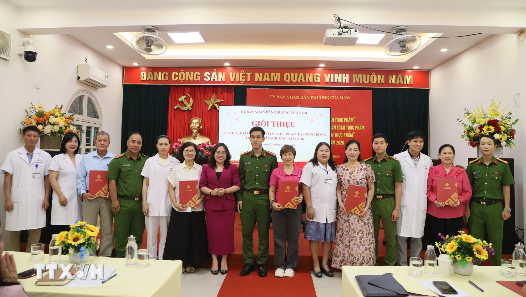 Hà Nội: Những 'lá chắn thép' bảo vệ sức khỏe nhân dân trong mùa dịch