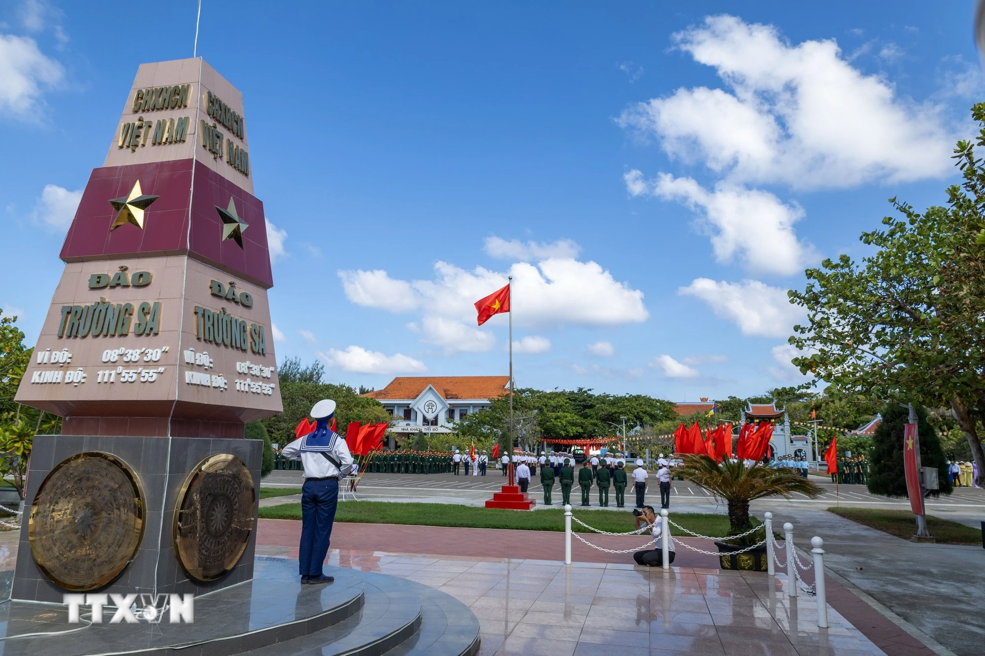 Mang lá cờ Tổ quốc ra nơi đầu sóng ngọn gió ở Trường Sa