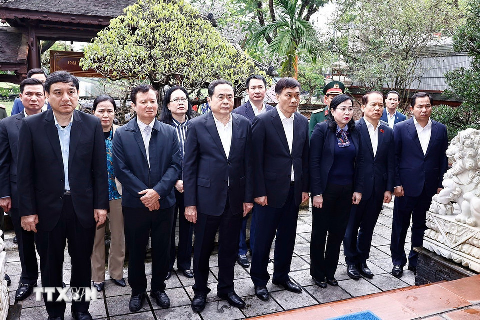 Chủ tịch Quốc hội Trần Thanh Mẫn dâng hương tưởng niệm Đại tướng Nguyễn Chí Thanh. (Ảnh: Doãn Tấn/TTXVN)