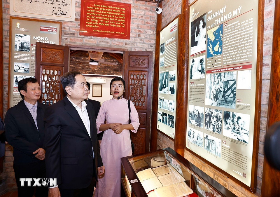 Chủ tịch Quốc hội Trần Thanh Mẫn tham quan phòng lưu niệm tại Bảo tàng Đại tướng Nguyễn Chí Thanh. (Ảnh: Doãn Tấn/TTXVN)